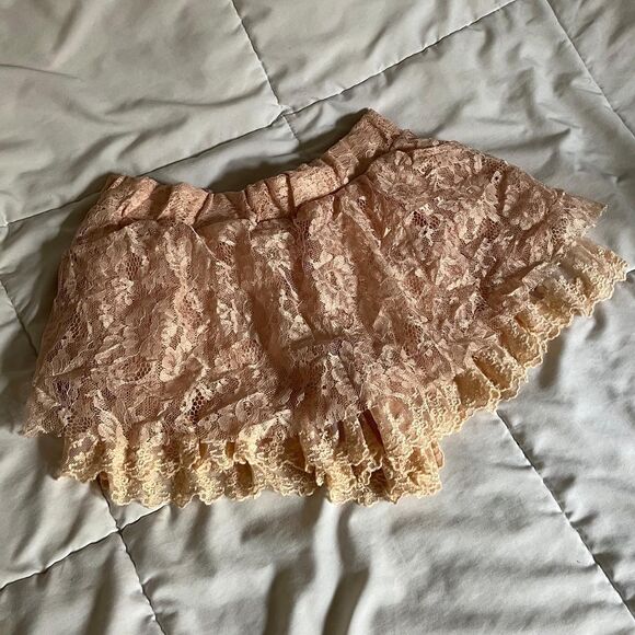 Vintage Y2K Peach Pink Tiered Lace Mini Shorts with Pockets from Cecil McBee - Picture 1 of 8